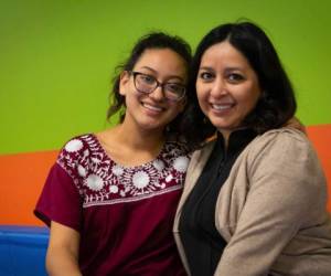 Lizbeth Okumura, izquierda, sonriendo junto a su madre Elizabeth Rodríguez en una feria universitaria organizada por el grupo Con Mi Madre en Austin, Texas. (Delia Johnson/Cronkite News vía AP)