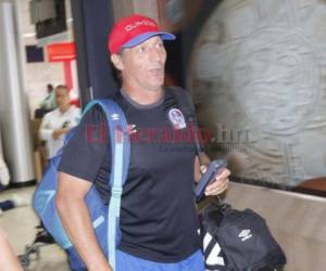 Pedro Troglio, técnico de Olimpia al mediodía en el aeropuerto Toncontín previo a su viaja a Costa Rica. Foto: Ronal Aceituno.