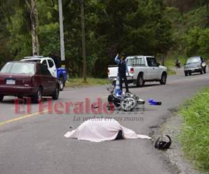 El cuerpo sin vida del conductor de la moto quedó en uno de los carriles. La Policía Nacional llegó al lugar. Foto: Johny Magallanes/EL HERALDO.