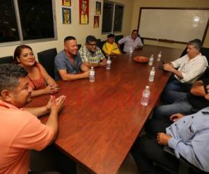 El primer regidor Juan Carlos García se reunió con las autoridades del patronato de la aldea Yaguacire. Fotos: Alex Pérez-David Romero/EL HERALDO