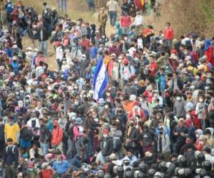 Los migrantes hondureños, parte de una caravana que se dirige a Estados Unidos, se enfrentan a las fuerzas de seguridad guatemaltecas en Vado Hondo, Guatemala, el 17 de enero de 2021. Foto: AFP