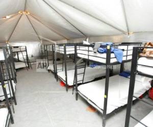 Más de 300 adolescentes han sido alojados en ese resguardo en Tornillo, que el gobierno federal instaló el mes pasado porque los albergues existentes estaban llenos.
