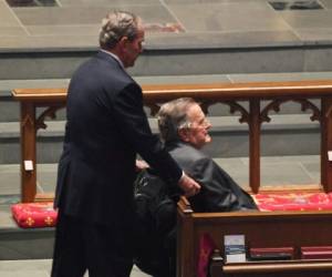 George W. Bush y George H.W. Bush en el funeral de Barbara Bush. (AFP)
