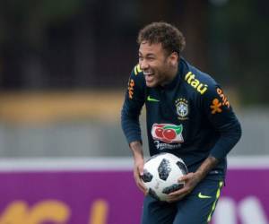 En imagen de archivo del jueves 24 de mayo de 2018, el delantero Neymar bromea durante una sesión de práctica de la selección nacional previo a la Copa del Mundo en Rusia, en el centro de entrenamiento en Teresópolis, Brasil.