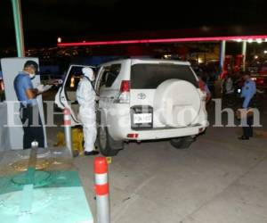 El cadáver quedó tirado en el suelo, al lado de la camioneta. Foto Jimmy Argueta