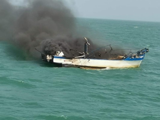 La embarcación tomó fuego cuando los tripulantes realizaban labores de pesca.