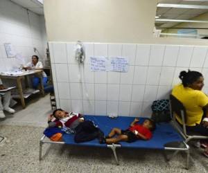 Las salas de los principales centros asistenciales están abarrotadas con cientos de pacientes que sufren por dengue grave.