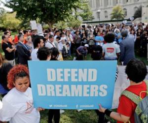 El programa de la era Obama protegía de la deportación y otorgaba permisos de trabajo a los jóvenes inmigrantes conocidos como “dreamers” que fueron traídos ilegalmente al país durante su infancia o permanecieron una vez que expiraron sus visas.