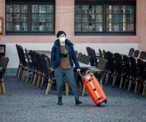 Una turista siática recorre la plaza Roemerberg en Fráncfort, Alemania. Foto: Agencia AP.