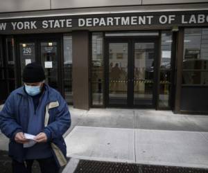 Fotografía de archivo del 18 de marzo de 2020 de personas que acuden al Departamento de Trabajo y son regresados en la puerta por el cierre debido al coronavirus. Foto: Agencia AP.