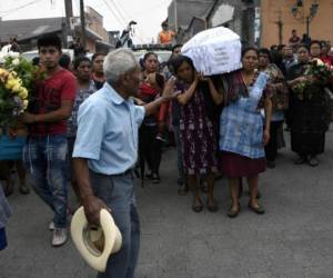 Rescue workers search for victims of a musdlide caused by the passage of Hurricane Eta in the village of Queja, in San Cristobal Verapaz, Guatemala on November 7, 2020. - About 150 people have died or remain unaccounted for in Guatemala due to mudslides caused by powerful storm Eta, which devastated an indigenous village in the country's north, President Alejandro Giammattei said Friday. (Photo by Esteban BIBA / POOL / AFP)