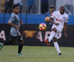 Wilson Palacios en acción con Olimpia, ante Alexander Aguilar de Platense, en su regreso a la Liga Nacional. Foto: David Romero / El Heraldo.