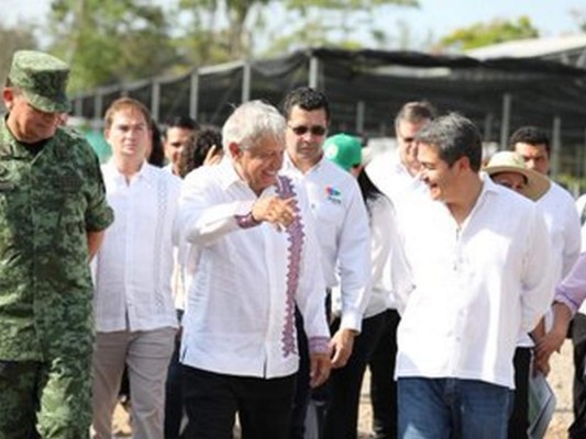 El presidente de México, Andrés López Obrador junto al mandatario hondureño Juan Orlando Hernández. Foto: Twitter.