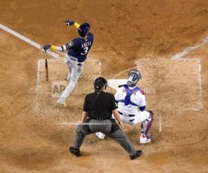 El jugador de los Cerveceros de Milwaukee, el venezolano Orlando Arcia, batea un jonrón de dos carreras durante el séptimo inning del tercer juego de la Serie de Campeonato de la Liga Nacional contra los Dodgers de Los Ángeles.