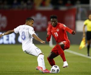 Alphonso Davies # 19 de Canadá lucha por el balón con Edwin Rodríguez # 8 de Honduras durante un partido de clasificación para la Copa del Mundo 2022 en BMO Field el 2 de septiembre de 2021 en Toronto, Ontario, Canadá. Foto:AFP