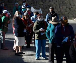 Personas mayores de 60 años comenzaron a recibir la inmunización contra la covid-19 en México. FOTO: AP