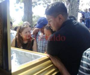 Conternación y pesar se vivió esta mañana en Danlí durante el último adiós a Silvia Vanessa. (Foto: Juan Flores/ El Heraldo Honduras)
