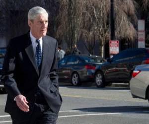 El fiscal especial Robert Mueller camina hacia su automóvil tras acudir a una ceremonia religiosa en la iglesia episcopal San Juan, frente a la Casa Blanca, en Washington, el domingo 24 de marzo de 2019.