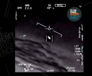 Esta imagen tomada de un video grabado por un avión de la Marina de EEUU y difundido por The Stars Academy of Arts & Science muestra un objeto moviéndose cerca del avión en el aire. (The Stars Academy of Arts & Science via AP)