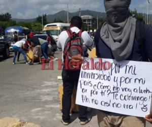 Los manifestantes se reunieron en los predios de la la UNAH para tomarse la calle. Foto: Alex Pérez/EL HERALDO.