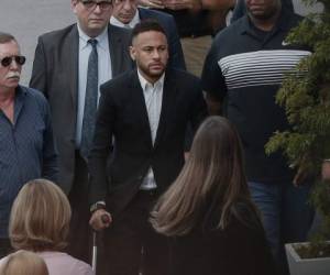 Neymar al momento de llegar a la comisaria a declara por el caso de violación. Foto:AFP