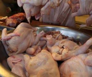 La SDE argumentó, mediante el acuerdo ministerial 028-2021, que esta medida se basa en el artículo 72 de la Ley de Protección al Consumidor, por lo que de esta manera determinó establecer un precio máximo para la libra de carne de pollo congelado y sin menudos.