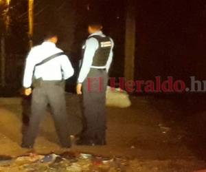 Agentes policiales en el hallazgo del cuerpo encostalado en la colonia Los Pinos. Foto Estalin Irías| EL HERALDO