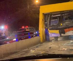 La parte frontal del autobús quedó completamente destruida debido al fuerte impacto.