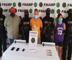 Una fémina fue detenida junto a dos hombre; ellos serían extorsionadores de la Mara Salvatrucha.