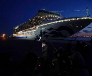 En esta foto de archivo del 10 de febrero de 2020, los periodistas trabajan cerca del barco de cruceros Diamond Princess en cuarentena sentado en el puerto de Yokohama, Yokohama, Japón. Foto: AP.