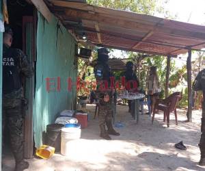 Los cuerpos de ambos jóvenes quedaron en el interior de esta humilde vivienda ubicada en la subida a la mencionada residencial.