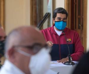 Folleto publicado por la presidencia de Venezuela que muestra al presidente venezolano Nicolás Maduro hablando durante un anuncio televisado sobre la pandemia del nuevo coronavirus. Foto: Agencia AFP.