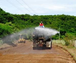 Al menos 27 kilómetros de la carretera que conduce a Punta Ratón se está mejorando.