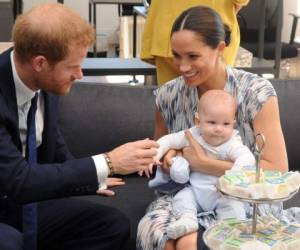 El príncipe Harry y su esposa Meghan sostienen a su hijo Archie mientras se encuentran con el arzobispo Desmond Tutu (invisible) en la Fundación Tutu Legacy en Ciudad del Cabo el 25 de septiembre de 2019. Foto: Agencia AFP.