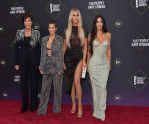 Kris Jenner, Kourtney Kardashian, Khloé Kardashian and Kim Kardashian en los E! People's Choice Awards. Fotos: Agencia AFP.