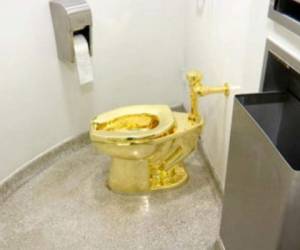 El inodoro de oro puro de 18 quilates, titulado 'América', en el baño del museo Solomon R. Guggenheim de Nueva York, valuado en 1 millón de dólares, fue robado del Palacio Blenheim, en Inglaterra, donde formaba parte de una exposición. Foto: AP.
