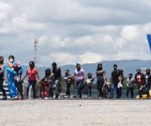 Alejandro Giammattei explicó que un TPS para sus migrantes le restaría presión a su economía, golpeada por la pandemia del covid-19 y que actualmente no tiene capacidad para dar empleo a migrantes que sean retornados. FOTO: AFP