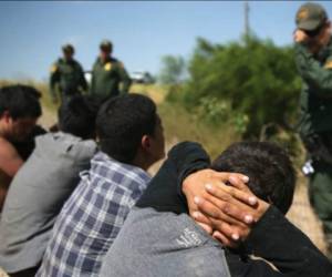 Con una diferencia de una hora, agentes hallaron el miércoles a los migrantes en los maleteros de dos coches tipo sedán.