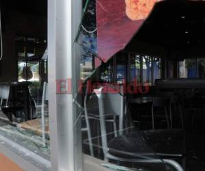 Los encapuchados lanzaron varias piedras a los ventanales de un restaurante de comida rápida ubicado frente a la máxima casa de estudios, causaron pérdidas materiales para el negocio y pusieron en riesgo a los clientes.
