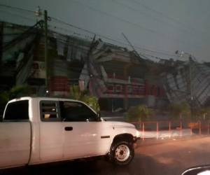 El techo del estadio Juan Ramón Brevé se desplomó. Foto: José Carías / El Heraldo.