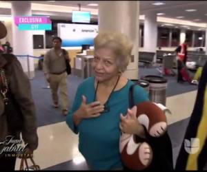 Laura Salas llegaba al aeropuerto de Los Ángeles cuando Raúl De Molina intentó hablar con ella.