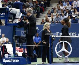 Williams fue sancionada con la pérdida de un punto y luego un juego por el juez de silla Carlos Ramos en la final. (Foto: AP)