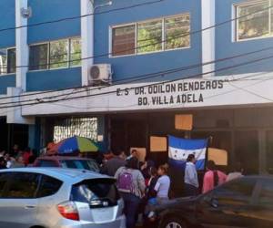 Desde tempranas horas del día, los pacientes y enfermeras se tomaron el centro de salud Dr. Odilón Renderos de Villa Adela.