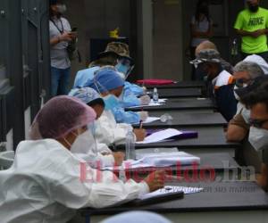 Implementar una tercera dosis en el esquema podría disminuir aún más la posibilidad de contagiarse gravemente de covid-19. FOTO: Archivo EL HERALDO