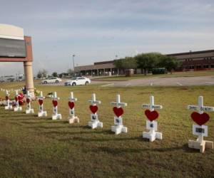 Este lunes se convocó a un minuto de silencio en todo el país en memoria de los ocho estudiantes y dos profesores muertos en la escuela de secundaria de Santa Fe, donde los allegados de las víctimas se concentraron alrededor de cruces blancas que representaban a los fallecidos. Foto AFP