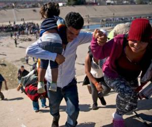 El programa se aplicaba únicamente a aquellas personas que se entregaran a las autoridades en los cruces fronterizos pero a partir del viernes se expandirá. Foto: AP