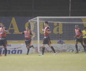 Los jugadores del Juticalpa celebran el gol ante Platense.