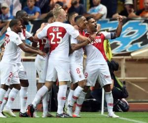 El alero colombiano del Mónaco Falcao celebra con sus compañeros después de anotar un gol durante el partido de fútbol L1 francés entre AS Monaco (ASM) y Olympique de Marseille (OM). AFP.