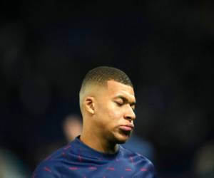 El delantero Kylian Mbappé del Paris Saint-Germain durante el calentamiento previo al partido contra el Manchester City en París, el martes 28 de septiembre de 2021. (AP Foto/Christophe Ena).