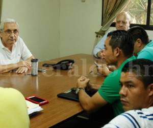 Selim Canahuati, presidente de la Liga Nacional de Honduras, junto a los árbitros en la reunión de este sábado. (Fotos: Neptalí Romero / Grupo Opsa)